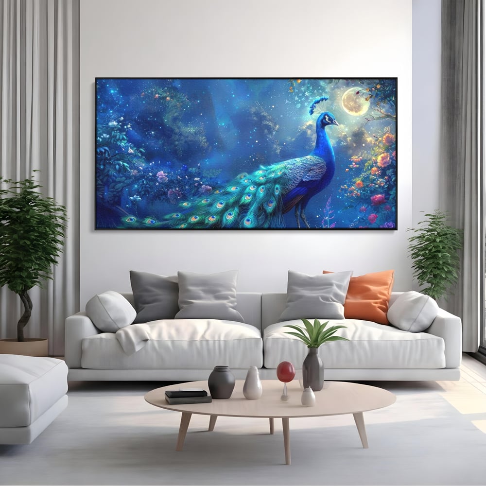 Tablou canvas cu tablou canvas cu paun albastru noaptea, in rama de aluminiu negru, pe perete intr-un living